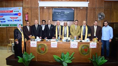 رئيس جامعة سوهاج يشهد مناقشة رسالة دكتوراه لوافد كويتي