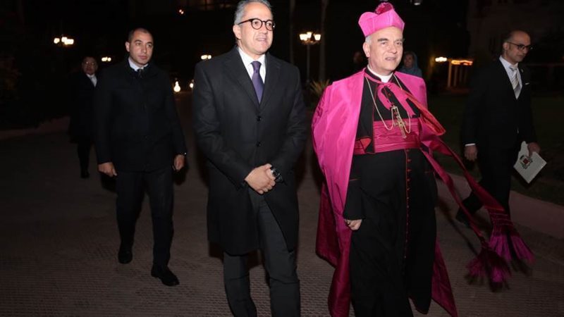 وزير السياحة مع مسؤولي