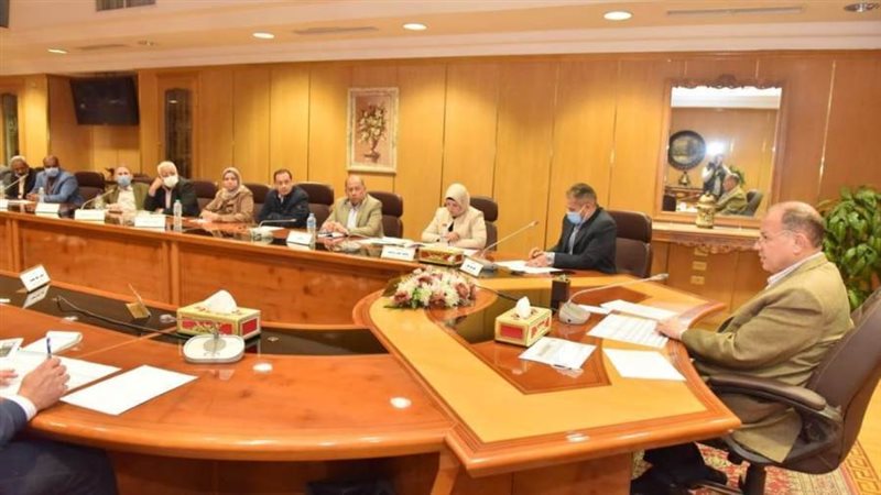 محافظ أسيوط يناقش