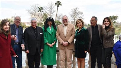 زاهي حواس يهدي كتاب «الحياة في الجنة» للملك أحمد فؤاد الثاني  