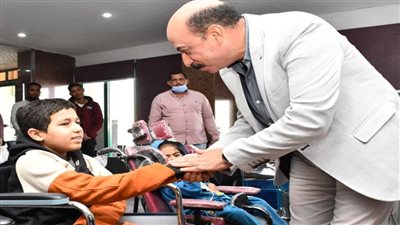 محافظ أسوان يسلم 24 جهازًا كهربائيًا لـ11 عروسًا