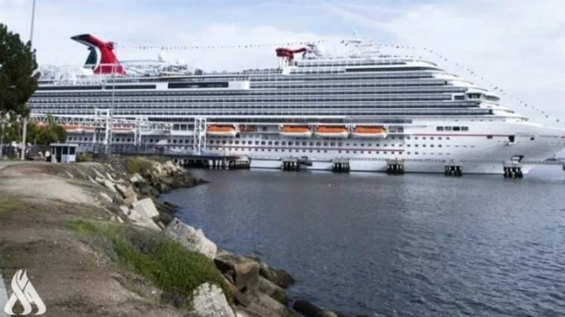 سفينة سياحية تقل