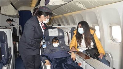 مصر للطيران توفر تذاكر مجانية لشاب ووالدته للسفر إلى نيويورك ..اعرف السبب