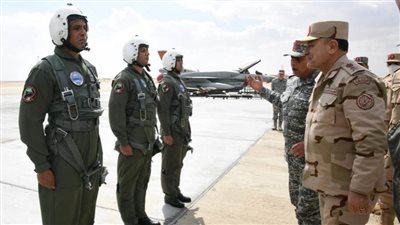 رئيس الاركان يتفقد إحدى القواعد الجوية ويشهد بياناً عملياً لتجهيز وإقلاع عدد من الطائرات