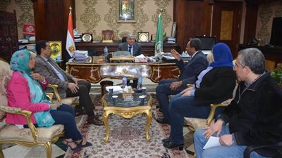 محافظ المنيا يناقش إنشاء أسواق حضارية وموقف للسيارات