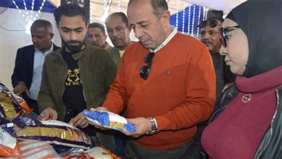 رئيس مدينة القصير يفتتح معرض 