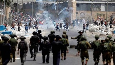 مواجهات بين الفلسطينيين والاحتلال قرب حاجز 