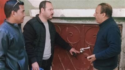 حي شرق أسيوط يُحرر 32 محضرًا ويشمع مخزني مواد غذائية 
