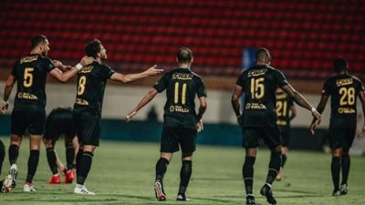 الأهلي بالزي الأسود أمام المريخ السوداني