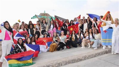 المشاركات في مسابقة ملكة جمال العالم في زيارة للأهرامات