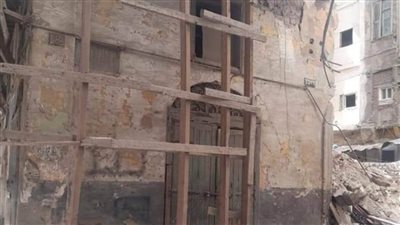وفاة عجوز وإنقاذ أبنائه في انهيار عقار بالعطارين