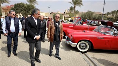 العناني يشارك في افتتاح معرض السيارات التاريخية