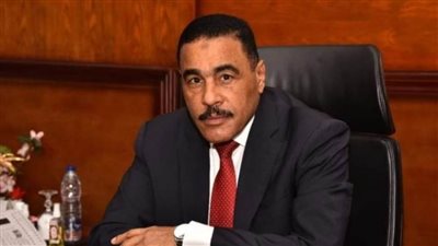 محافظ مطروح يتابع تنفيذ أعمال وتوصيل البنية التحتية والمرافق ويسلم 150 حقيبة مدرسية