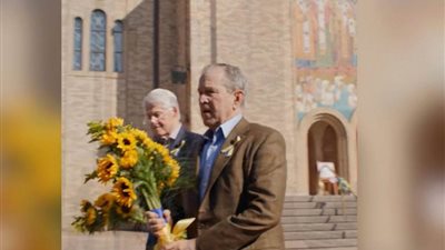 بوش وكلينتون يزوران الكنيسة الأوكرانية في شيكاغو لوضع الزهور