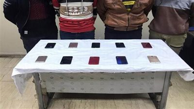 ضبط تشكيل عصابي لسرقة هواتف المحمول والاتجار فيها وبحوزتهم 33 هاتفًا مسروقًا