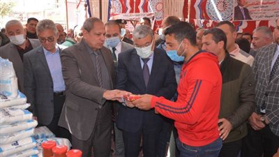 محافظ المنيا يفتتح معرض 
