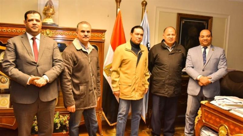 محافظ أسيوط يجتمع