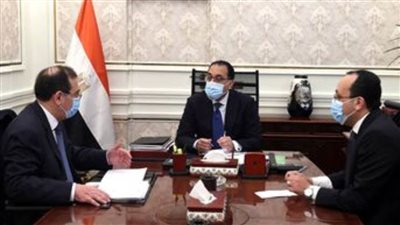رئيس الوزراء يلتقي وزير البترول للاطمئنان على توافر السلع البترولية 
