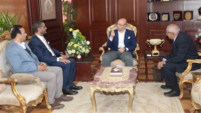 محافظ بني سويف يبحث مع مسؤولي مجموعة العربي تعظيم المشاركة المجتمعية 