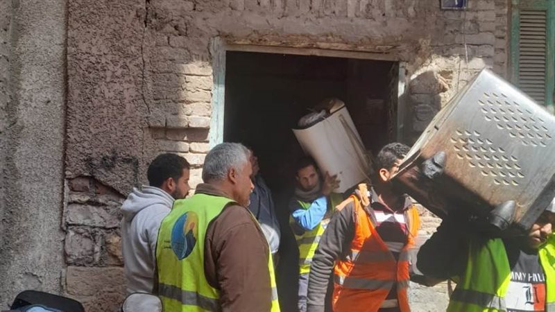 الأهالى ينقلون أمتعتهم