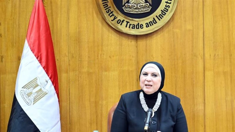 وزيرة الصناعة تبحث