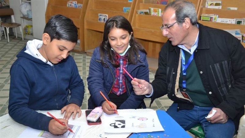 مجدى الشحرى مع أطفال