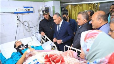 محافظ سوهاج يطمئن على الحالة الصحية للنقيب 