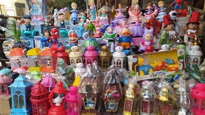 فانوس رمضان يعود للشارع المصري.. تعرف على أشكال وأسعار الفوانيس هذا العام