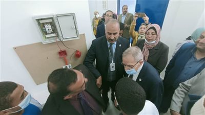  نائب وزير التربية والتعليم يتفقد أول مدرسة تطبيقية تكنولوجية بالسويس ويشيد بها.