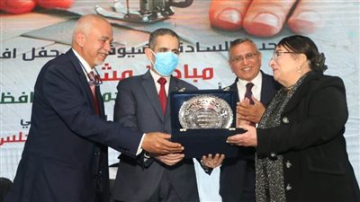 الوفد يكرم الفنانة سميرة عبد العزيز بمناسبة عيد الأم