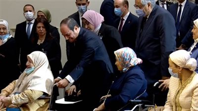 بالفيديو.. لحظات إنسانية للرئيس عبدالفتاح السيسي في عيد الأم 