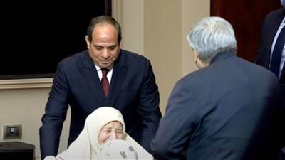 بالصور.. لقطات إنسانية خاصة للرئيس السيسي مع السيدة بثينة محمد عبدالسميع