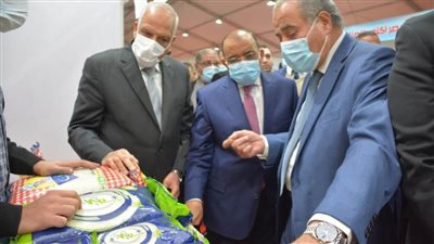 وزيرا التموين والتنمية المحلية ومحافظ الجيزة يفتتحون معرض 