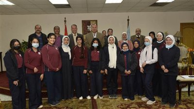 محافظ أسيوط يلتقي بعض طالبات مدرسة الخديجة يوسف الثانوية بنات للتعريف بالمبادرة الرئاسية 