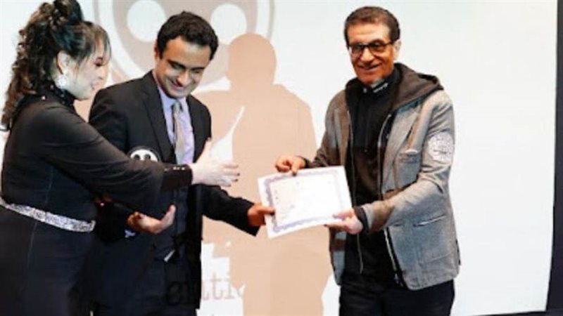 طارق مرسي أثناء استلام