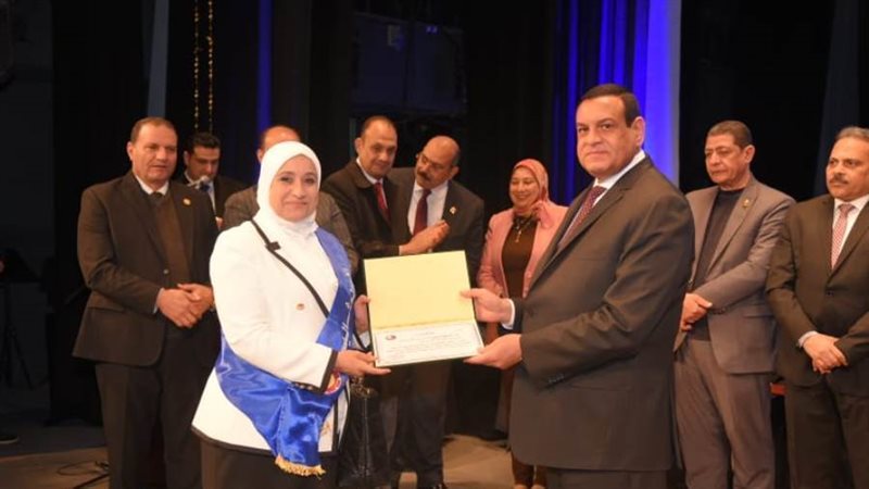 محافظ البحيرة يكرم