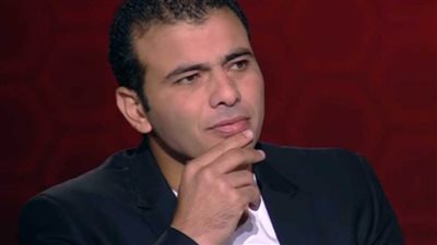 عماد متعب يبكي لما هتفت الجماهير باسمه