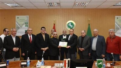 محافظ الشرقية يُكرم مدير عام المكتب الفني بالديوان العام لبلوغه سن المعاش