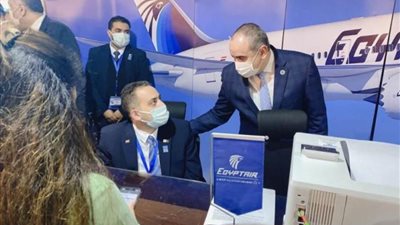 وزير الطيران يتفقد مكتب مبيعات مصر للطيران بمصر الجديدة