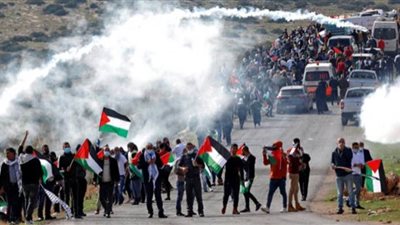 إصابة عشرات الفلسطينيين بحالات اختناق في مواجهات مع قوات الاحتلال بنابلس