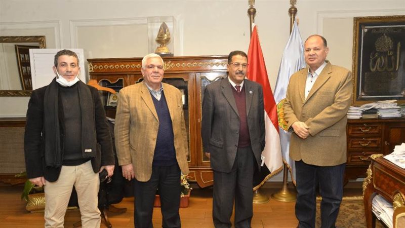 محافظ أسيوط يلتقي