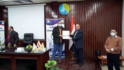 مياه سوهاج تكرم الرواد والأم المثالية والمتميزين تقديرًا لجهودهم في تحقيق أهداف الشركة