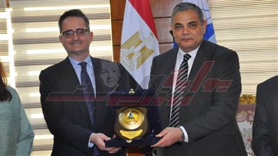الدسوقي يهدي درع جامعة كفر الشيخ للمستشار الثقافي الإسباني