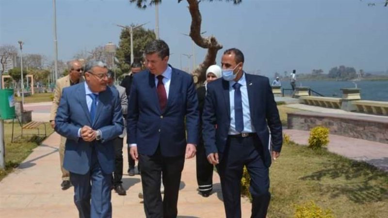 محافظ المنيا والسفير