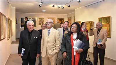 زاهي حواس وفكري حسن يقتتحان معرض تجليات القص واللصق