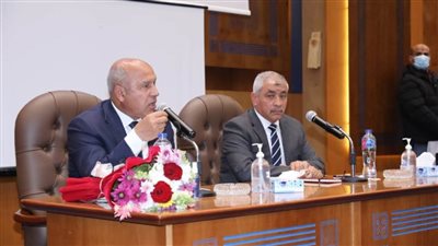 وزير النقل يتفقد ميناء الإسكندرية لمتابعة معدلات تنفيذ المشروعات الجاري تنفيذها بالميناء 