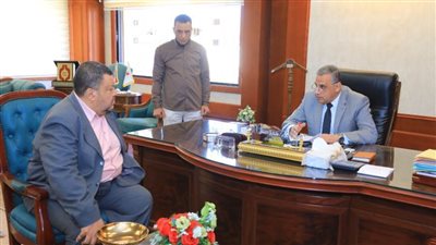 محافظ سوهاج ونائبه والسكرتير المساعد يلتقون 100 مواطن لبحث مطالبهم وحل شكواهم