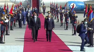 الرئيس السيسي يستقبل رئيس مجلس السيادة الانتقالي السوداني بمطار القاهرة