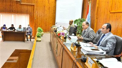 محافظ أسيوط يوجه بتكثيف الحملات على الأسواق للتأكد من توافر السلع وضبط الأسعار