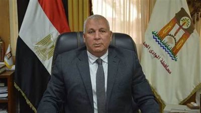 محافظ الوادي الجديد يبحث استعدادات موسم حصاد القمح بالفرافرة